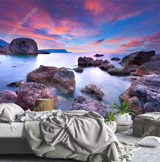 Wizualizacja fototapety z widokiem na morze o zachodzie słońca delikatnie obmywające przybrzeżne skały. Fototapeta do pokoju dziennego, salonu, biura, gabinetu, sypialni, przedpokoju i jadalni.