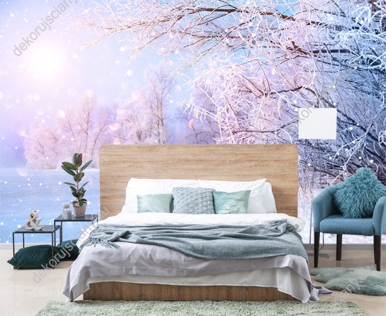 Wizualizacja fototapety z widokiem na piękne, zimowe drzewa pokryte śniegiem nad zlodowaciałą rzeką. Fototapeta do pokoju dziennego, salonu, biura, gabinetu, sypialni, przedpokoju i jadalni.