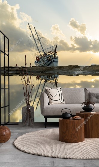 Wizualizacja fototapety z widokiem na żaglówkę na brzegu kamienistej plaży, odbijającej się lustrze wody. Fototapeta do pokoju dziennego, salonu, biura, gabinetu, sypialni, przedpokoju i jadalni.