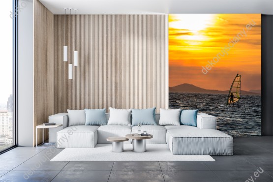 Wizualizacja fototapety z widokiem na windsurfingowca na wzburzonej wodzie, o zachodzie słońca. Fototapeta do pokoju dziennego, salonu, biura, gabinetu, sypialni, przedpokoju i jadalni.