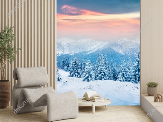 Wizualizacja fototapety przedstawiająca piękny, zimowy wschód słońca w Karpatach. Fototapeta do pokoju dziennego, salonu, biura, gabinetu, sypialni, przedpokoju i jadalni.