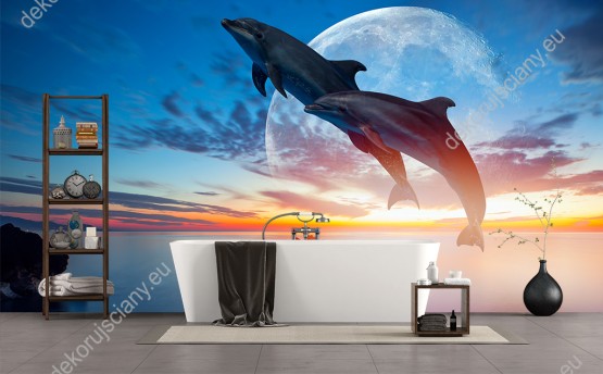 Wizualizacja fototapety, delfiny skaczące nad oceanem, na tle zachodzącego słońca i delikatnego księżyca w pełni. Fototapeta do pokoju dziennego, dziecięcego, młodzieżowego, sypialni, salonu, biura.