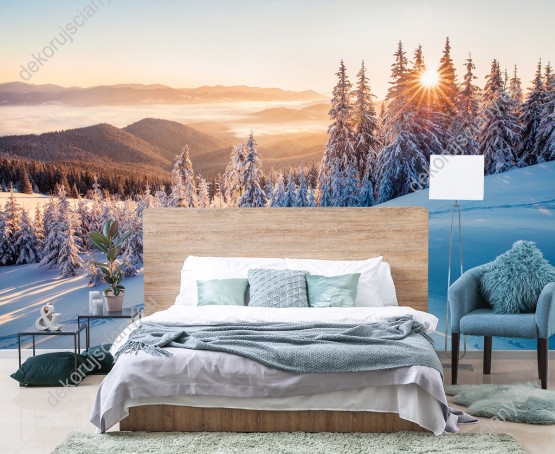 Wizualizacja fototapety z widokiem na ośnieżone góry Karpaty, o wschodzie słońca. Fototapeta do pokoju dziennego, salonu, biura, gabinetu, sypialni, przedpokoju i jadalni.