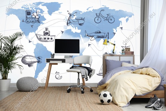 Wizualizacja fototapety do pokoju dziecięcego i młodzieżowego z niebieską mapą świata i środkami transportu, na białym tle.