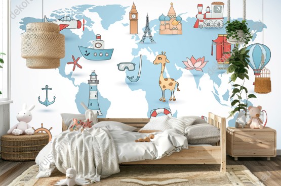 Wizualizacja fototapety do pokoju dziecięcego z niebieską mapą świata, środkami transportu i elementami podróżniczymi, na białym tle.