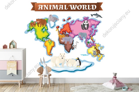 Wizualizacja fototapety do pokoju dziecięcego przedstawiająca mapę świata z kolorowymi kontynentami i zwierzętami, na białym tle.