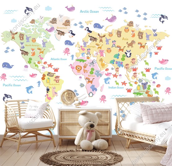 Wizualizacja fototapety do pokoju dziecięcego przedstawiająca mapę świata w pastelowych kolorach ze zwierzętami, ze wszystkich kontynentów, na białym tle.