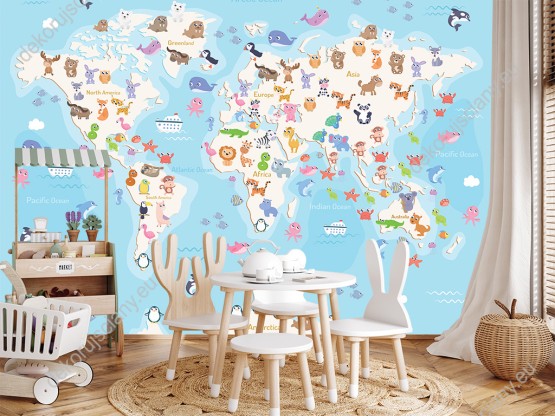 Wizualizacja fototapety do pokoju dziecięcego przedstawiająca mapę świata z kolorowymi zwierzętami ze wszystkich kontynentów, na błękitnym tle mórz i oceanów.