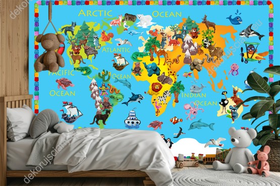 Wizualizacja fototapety do pokoju dziecięcego przedstawiająca mapę świata z kolorowymi zwierzętami wszystkich kontynentów i środkami transportu.