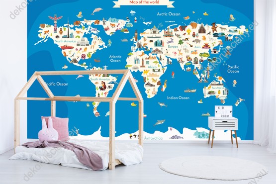 Wizualizacja fototapety do pokoju dziecięcego przedstawiająca kolorową mapę świata ze zwierzętami i charakterystycznymi elementami różnych krajów, na niebieskim tle mórz i oceanów.