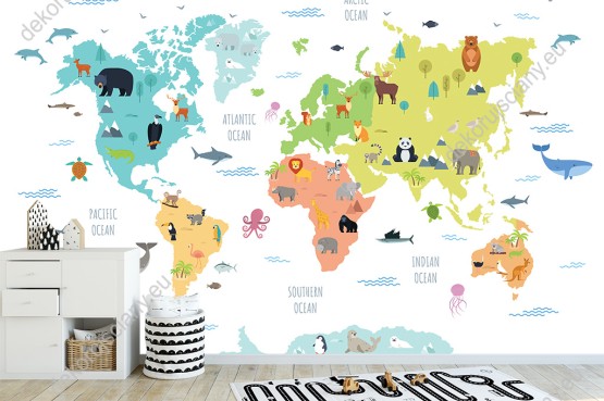 Wizualizacja fototapety do pokoju dziecięcego przedstawiająca kolorową mapę świata z różnymi zwierzętami ze wszystkich kontynentów, na białym tle.