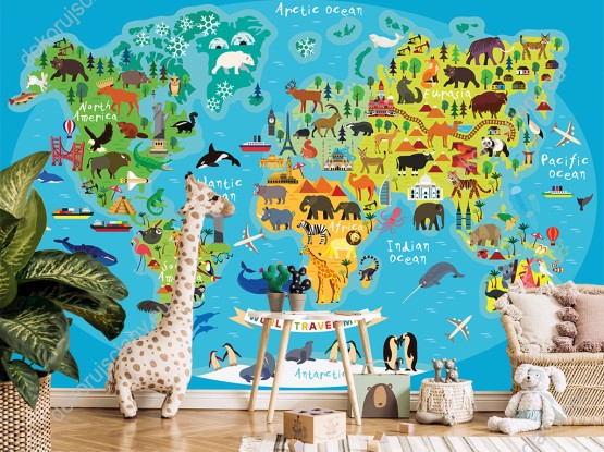 Wizualizacja fototapety do pokoju dziecięcego przedstawiająca kolorową mapę świata z różnymi zwierzętami i charakterystycznymi elementami różnych krajów, na błękitnym tle mórz i oceanów.