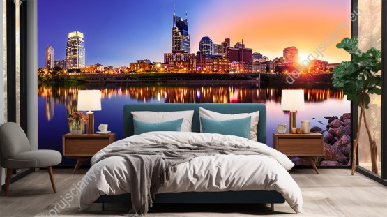 Wizualizacja fototapety z panoramą oświetlonego miasta Nashville o zmierzchu z odbiciem w lustrze wody. Fototapeta do pokoju dziennego, salonu, biura, gabinetu, sypialni, przedpokoju i jadalni.