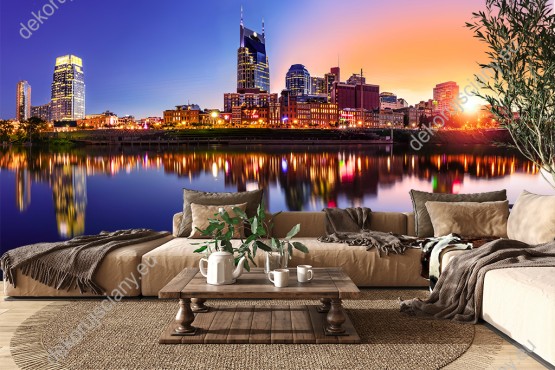 Wizualizacja fototapety z panoramą oświetlonego miasta Nashville o zmierzchu z odbiciem w lustrze wody. Fototapeta do pokoju dziennego, salonu, biura, gabinetu, sypialni, przedpokoju i jadalni.
