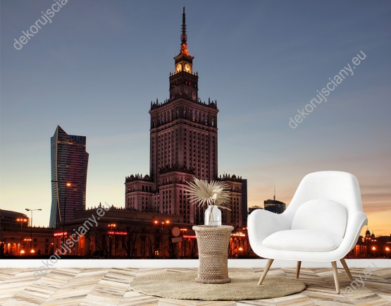 Wizualizacja fototapety z widokiem na Pałac Kultury i Nauki w Warszawie o zmierzchu. Fototapeta do pokoju dziennego, salonu, biura, gabinetu, sypialni, przedpokoju i jadalni.