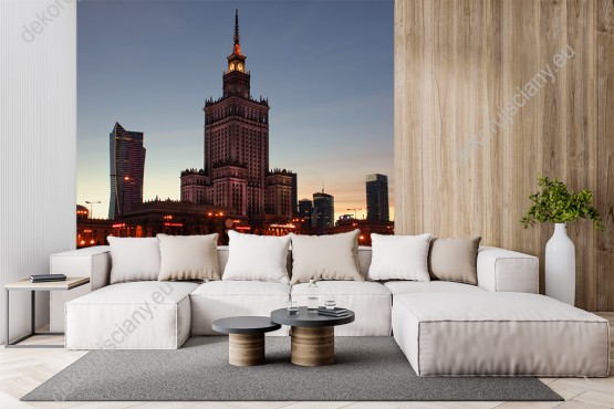 Wizualizacja fototapety z widokiem na Pałac Kultury i Nauki w Warszawie o zmierzchu. Fototapeta do pokoju dziennego, salonu, biura, gabinetu, sypialni, przedpokoju i jadalni.