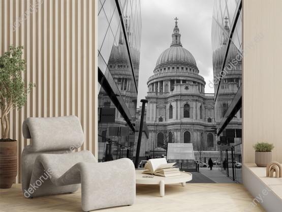 Wizualizacja czarno-białej fototapety z Katedrą Świętego Pawła ukrytą między nowoczesnymi wieżowcami w Londynie. Fototapeta do pokoju dziennego, salonu, biura, gabinetu, sypialni, przedpokoju i jadalni. Fototapeta optycznie powiększa pomieszczenie.