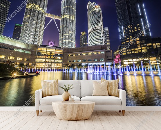 Wizualizacja fototapety z widokiem na nocne wieże w Kuala Lumpur. Fototapeta do pokoju młodzieżowego, salonu, sypialni, pokoju dziennego, gabinetu, biura, przedpokoju.