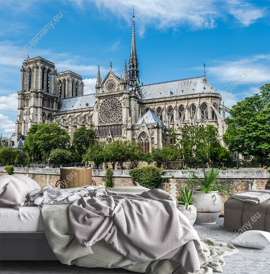 Wizualizacja fototapety z widokiem na gotycką Katedrę Notre Dame w Paryżu, wśród bujnej zieleni. Katedra jest jedną z najbardziej znanych na całym świecie. Fototapeta do salonu, sypialni, pokoju dziennego, gabinetu, biura, przedpokoju.