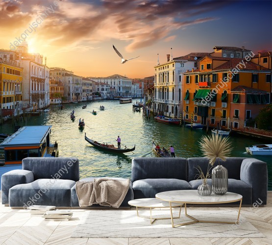 Wizualizacja fototapety z widokiem na Wenecję o zachodzie słońca, Kolorowe domy i pływające gondole. Fototapeta do salonu, sypialni, pokoju dziennego, gabinetu, biura, przedpokoju.