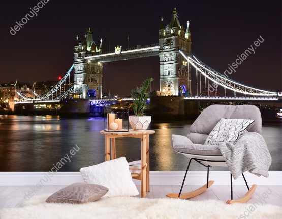 Wizualizacja fototapety z widokiem na most Tower Bridge nocą w Londynie. Fototapeta do pokoju młodzieżowego, salonu, sypialni, pokoju dziennego, gabinetu, biura, przedpokoju.