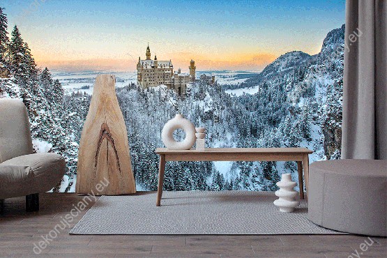 Wizualizacja fototapety z widokiem na zamek, na szczycie góry, otoczony zimowym lasem o zachodzie słońca. Fototapeta do salonu, sypialni, pokoju dziennego, gabinetu, biura, przedpokoju, jadalni.