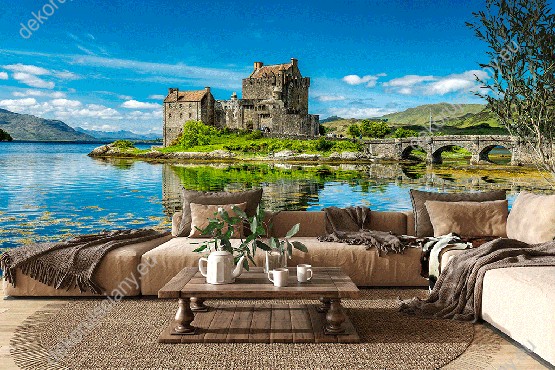 Wizualizacja fototapety z widokiem na szkocki zamek odbijający się w lazurowej wodzie. Fototapeta do salonu, sypialni, pokoju dziennego, gabinetu, biura, przedpokoju, jadalni.