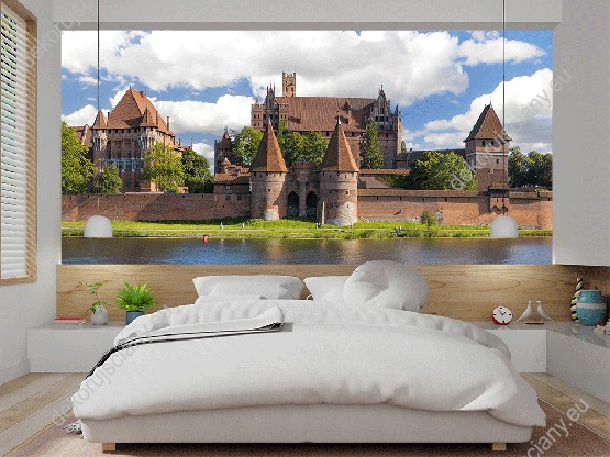 Wizualizacja fototapety z widokiem na piękny zamek w Malborku, położony nad rzeką Nogat. Fototapeta do salonu, sypialni, pokoju dziennego, gabinetu, biura, przedpokoju, jadalni.