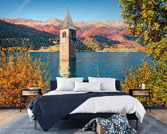 Wizualizacja fototapety z widokiem na wieżę zatopionego kościoła, a w tle malownicze, jesienne góry. Fototapeta do salonu, sypialni, pokoju dziennego, gabinetu, biura, przedpokoju, jadalni.