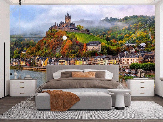 Wizualizacja fototapety z jesienna aurą, z widokiem na górskie miasto i zamek Cochem położone nad rzeką Mozelą w Niemczech. Fototapeta do salonu, sypialni, pokoju dziennego, gabinetu, biura, przedpokoju, jadalni.