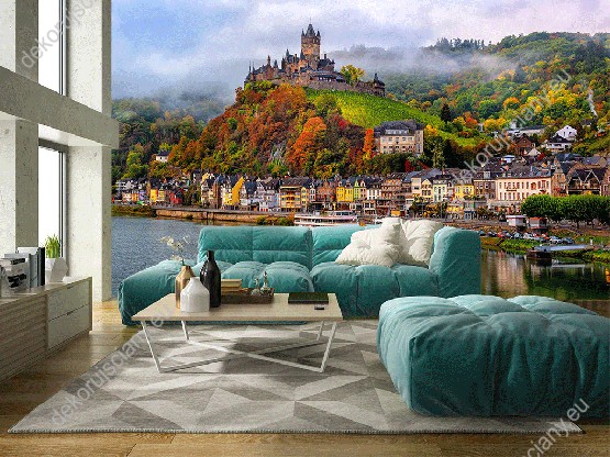 Wizualizacja fototapety z jesienna aurą, z widokiem na górskie miasto i zamek Cochem położone nad rzeką Mozelą w Niemczech. Fototapeta do salonu, sypialni, pokoju dziennego, gabinetu, biura, przedpokoju, jadalni.