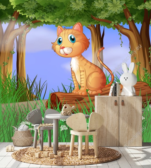 Wizualizacja fototapety do pokoju dziecięcego z rudym kotem siedzącym na pniu w cieniu leśnych drzew.