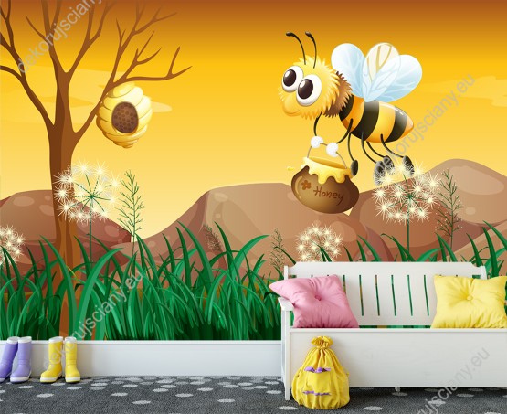 Wizualizacja fototapety do pokoju dziecięcego przedstawiająca pracowitą pszczołę niosąca miód do ula, na tle nieba zabarwionego na złoto.