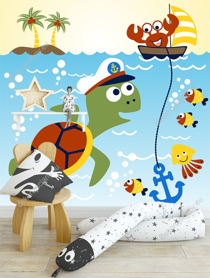 Wizualizacja fototapety do pokoju dziecięcego przedstawiająca żółwia w marynarskiej czapce i ryby oraz raka płynącego małą łódeczką po wodzie.