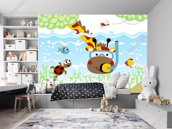 Wizualizacja fototapety do pokoju dziecięcego przedstawiająca żyrafę nurkującą w masce z rybami i żółwiem.