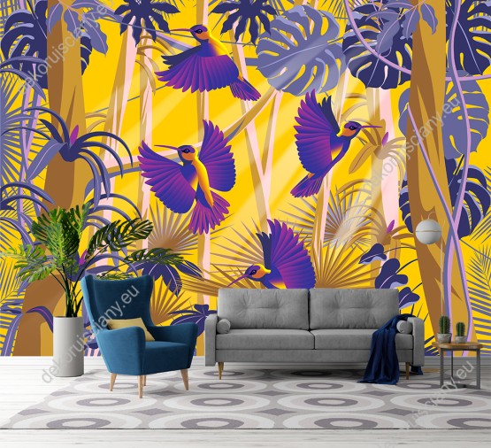 Wizualizacja fototapety do pokoju dziennego, dziecięcego, młodzieżowego, sypialni, salonu, biura z motywem tropikalnych ptaków. Fioletowo-żółta fototapeta przedstawia kolibry latające w zaroślach zielonej dżungli.