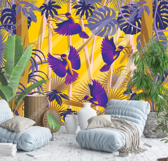 Wizualizacja fototapety do pokoju dziennego, dziecięcego, młodzieżowego, sypialni, salonu, biura z motywem tropikalnych ptaków. Fioletowo-żółta fototapeta przedstawia kolibry latające w zaroślach zielonej dżungli.