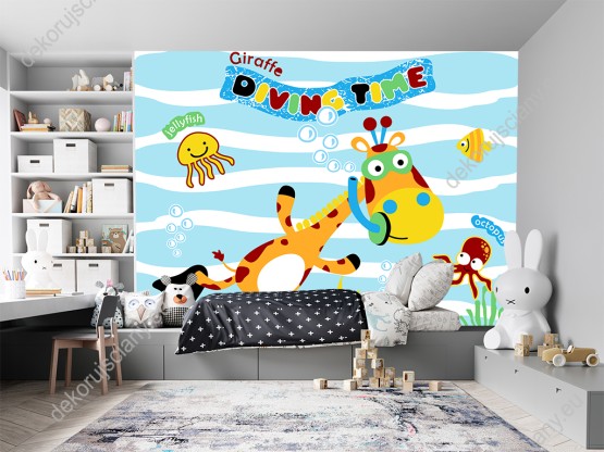 Wizualizacja fototapety do pokoju dziecięcego z wesołą żyrafą nurkującą w oceanie z rybami i ośmiornicami.