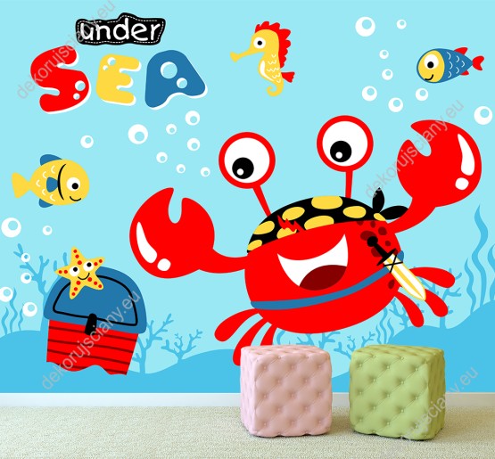 Wizualizacja fototapety do pokoju dziecięcego z czerwonym rakiem w pirackiej chuście, który znalazł skrzynię skarbów.