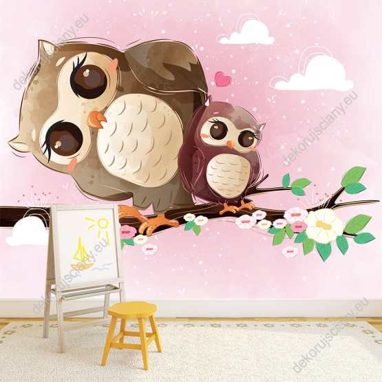 Wizualizacja fototapety do pokoju dziecięcego. Dwie słodkie sowy siedzące na gałęzi z kwitnącymi wiosennymi kwiatami, na delikatnym, różowym tle.