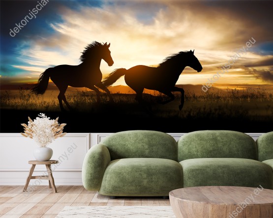 Wizualizacja fototapety do pokoju dziennego, dziecięcego, młodzieżowego, sypialni, salonu, biura przedstawiająca konie galopujące o zachodzie słońca.