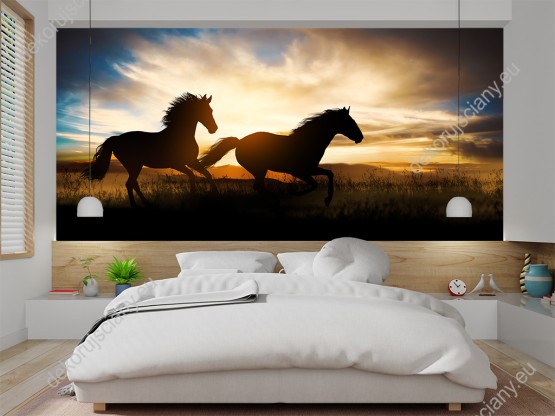 Wizualizacja fototapety do pokoju dziennego, dziecięcego, młodzieżowego, sypialni, salonu, biura przedstawiająca konie galopujące o zachodzie słońca.