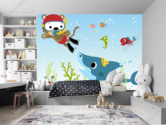 Wizualizacja fototapety do pokoju dziecięcego z kotem nurkującym z rekinem, rybkami i innymi morskimi stworzeniami.