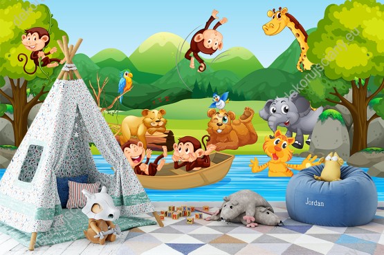 Wizualizacja fototapety do pokoju dziecięcego przedstawiające wesołe dzikie zwierzęta. Słoń, żyrafa, małpki, kot, lwica, miś i żółw odpoczywające przy rzece.