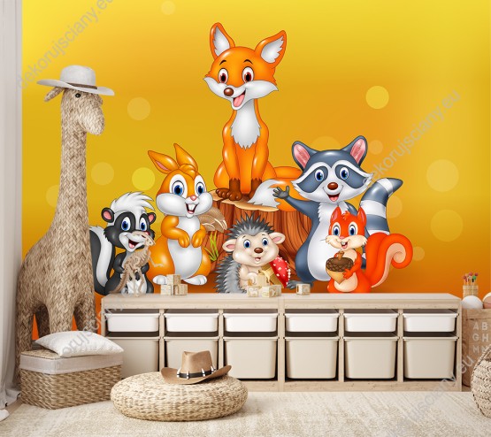 Wizualizacja fototapety do pokoju dziecięcego. Leśne zwierzęta lis, szop, królik, skunks, jeż, wiewiórka z jesiennymi darami lasu, na pomarańczowym tle.