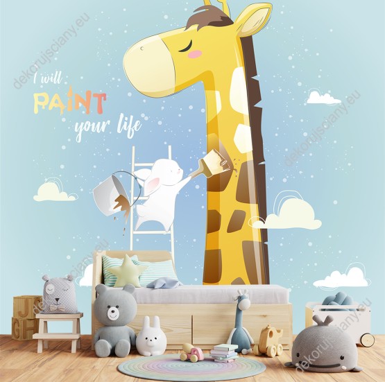 Wizualizacja fototapety do pokoju dziecięcego przedstawiająca królika na drabinie malującego farbami żyrafę, na tle nieba i chmur.