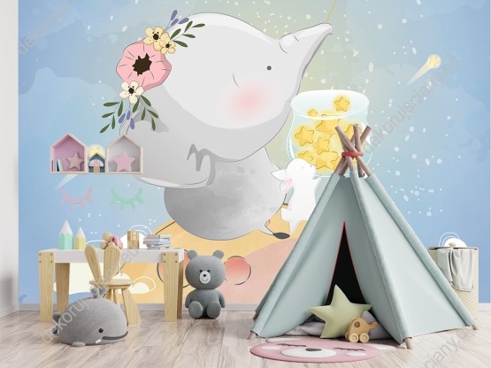 Wizualizacja fototapety, słonik i króliczek obserwują i łapią spadające gwiazdy, na delikatnym tle nocnego nieba. Fototapeta do pokoju dziecięcego.