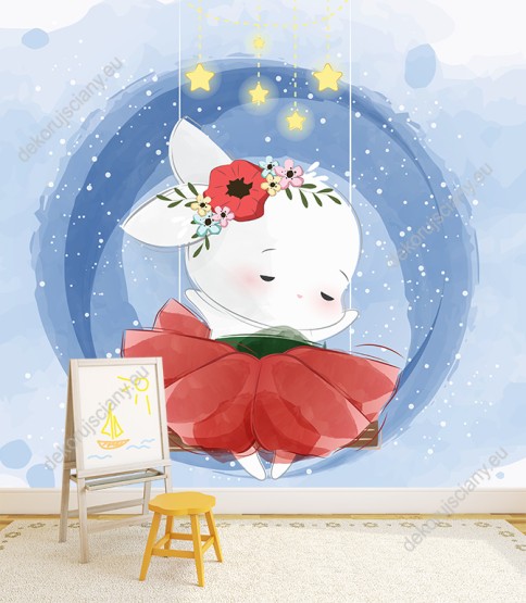 Wizualizacja fototapety do pokoju dziecięcego z królikiem siedzącym na huśtawce, na tle gwiazd i nocnego nieba.