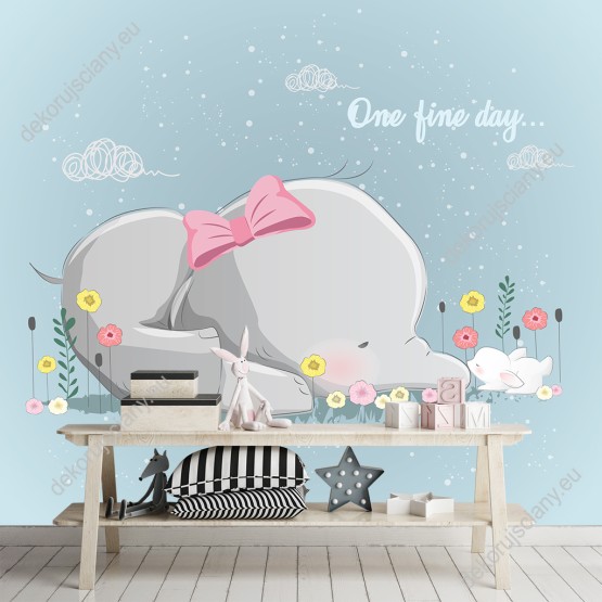 Wizualizacja fototapety do pokoju dziecięcego ze słodkim słoniem i króliczkiem śpiącymi na kwiatowej łące, na delikatnym niebieskim tle.