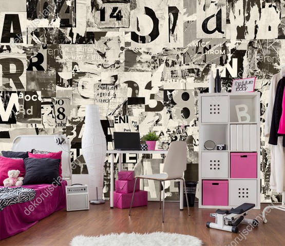 Wizualizacja fototapety przedstawia czarno-biały kolaż z liter i cyfr, poskładany z kawałków różnych plakatów i czasopism. Rodzaj takiej fototapety świetnie sprawdzi się w pokoju dziennym, sypialni, przedpokoju, biurze oraz pokoju młodzieżowym.